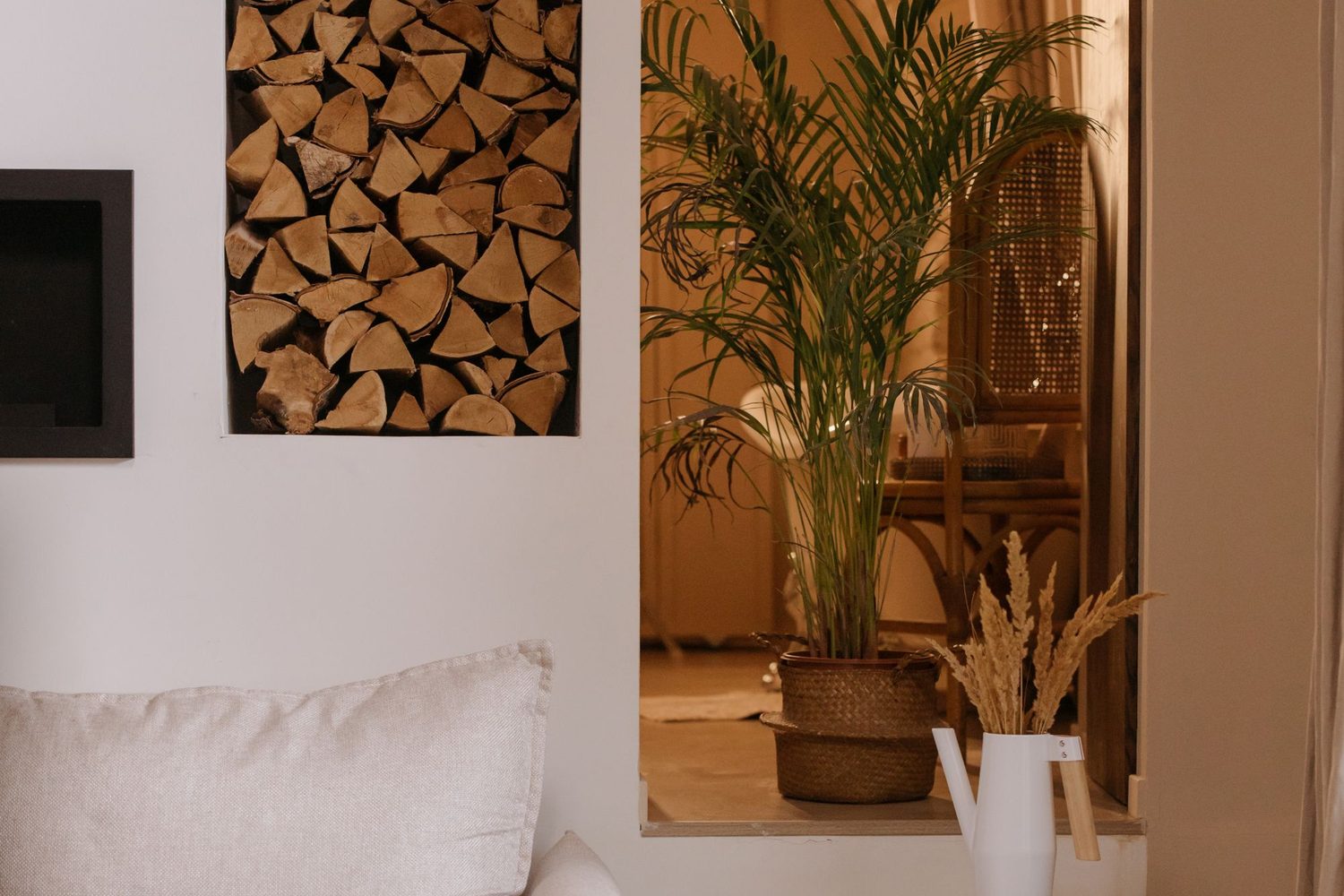 Séjour chaleureux avec cheminée et bois de chauffage rangé