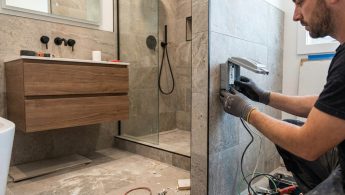 salle-bain-moderne-prise-etanche-lavabo