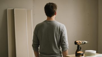 personne-dos-mur-drywall-outils