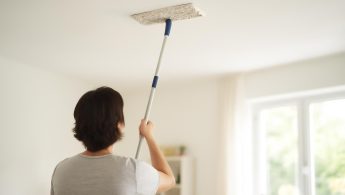 personne-nettoyage-plafond-serpilliere-extensible