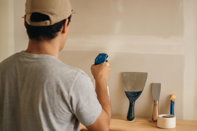 Faut-il Humidifier les Bandes Placo avant la Pose ?