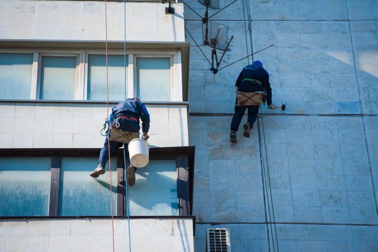 Ravalement ou nettoyage, que choisir pour la façade de votre copropriété bordelaise ?