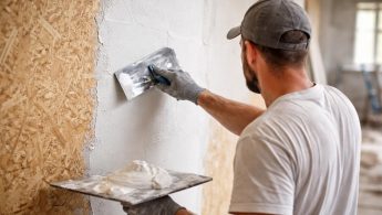 artisan-lissant-mur-enduit-osb