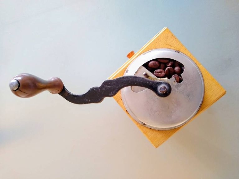 Slow coffee à la manivelle ou rapidité électrique : le match des moulins à café